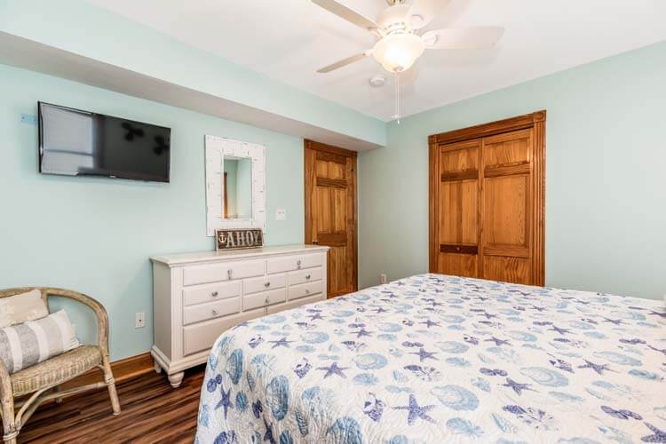 1st Floor King with Shared Bath