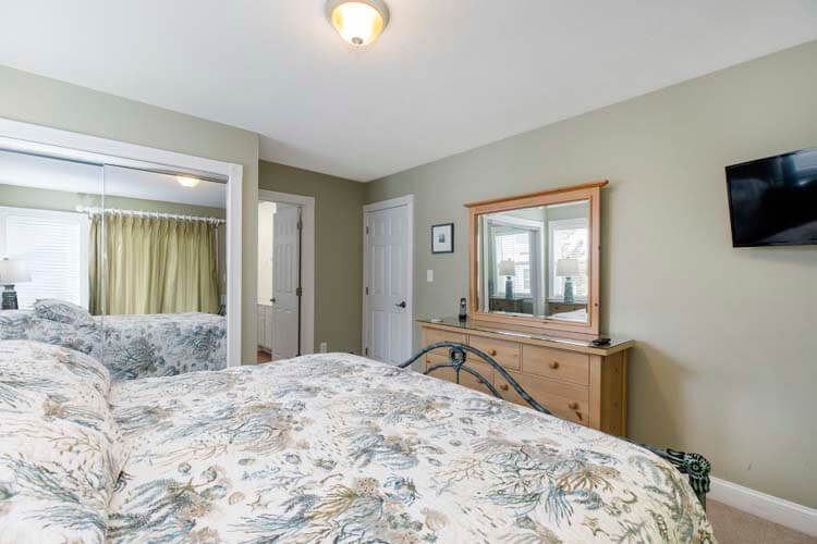 1st Floor King with Private Bath