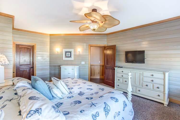 1st Floor King with Private Bath