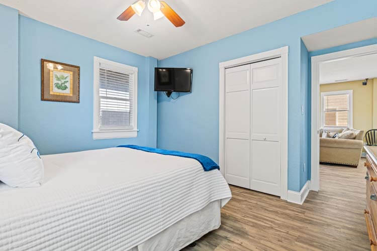 Ground Floor Queen with Shared Bath