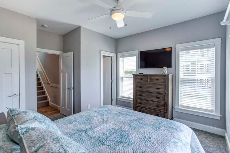 1st Floor Queen with Private Bath