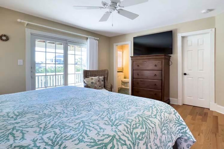 1st Floor King with Private Bath