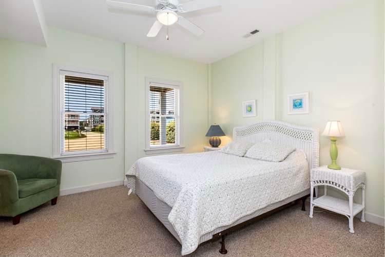 Ground Floor Queen with Private Bath