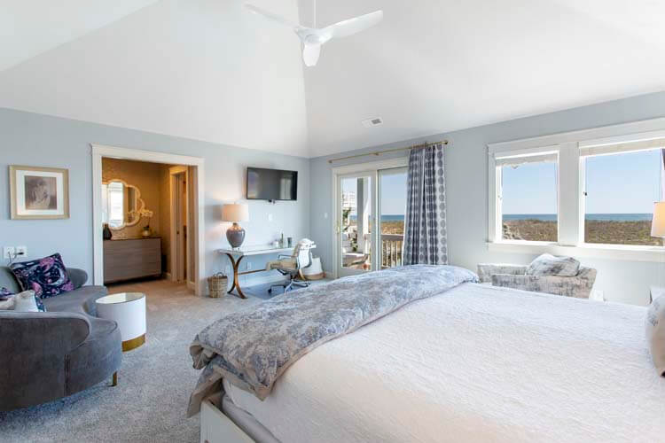 Top Floor King with Private Bath