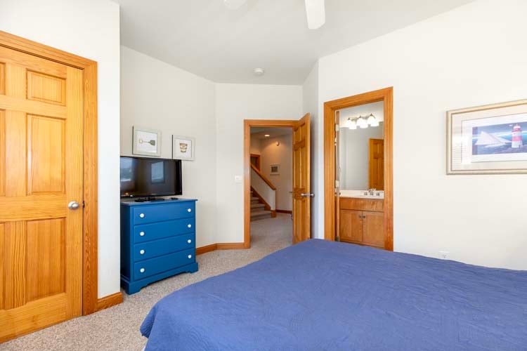 1st Floor Queen with Private Bath