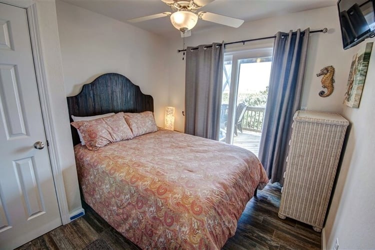 1st Floor Queen with Shared Bath