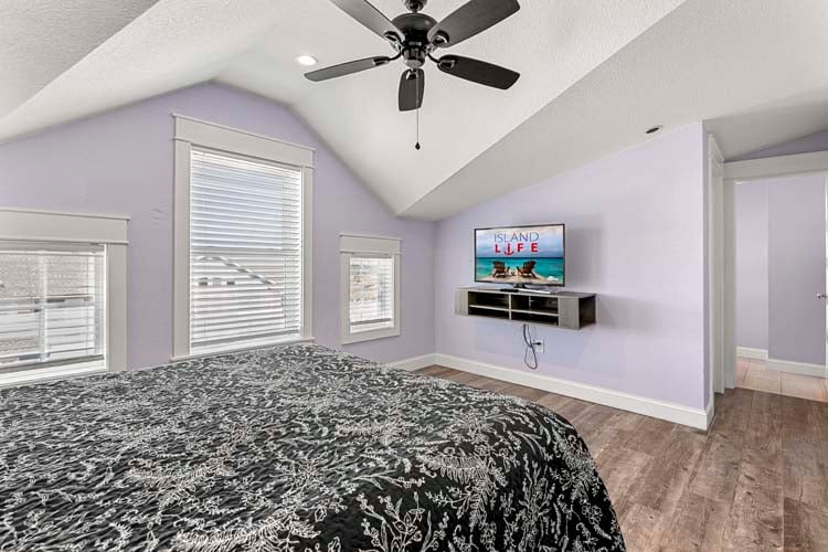 3rd Floor Queen with Private Bath (20)