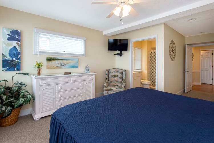 1st Floor King with Private Bath