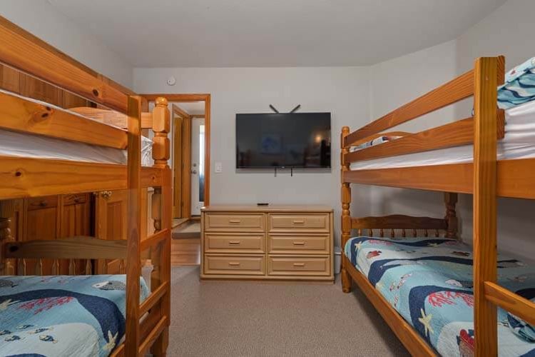 1st Floor Twin Bunks with Shared Bath