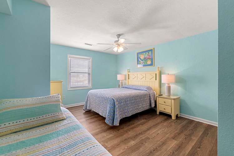 1st Floor Queen and Daybed with Private Bath