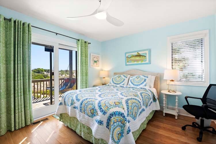 1st Floor Queen Bedroom