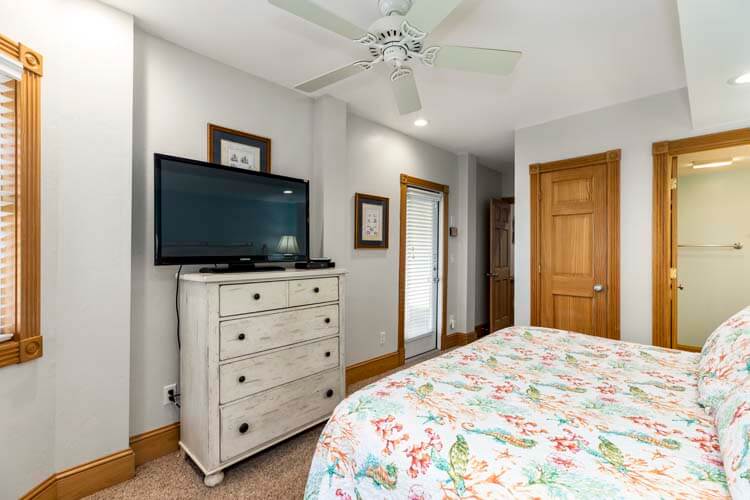 Ground Floor King with Private Bath (8)