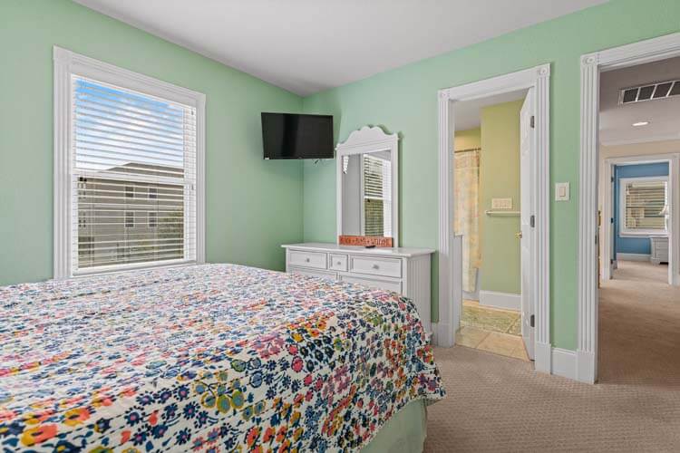 1st Floor Queen with Private Bath