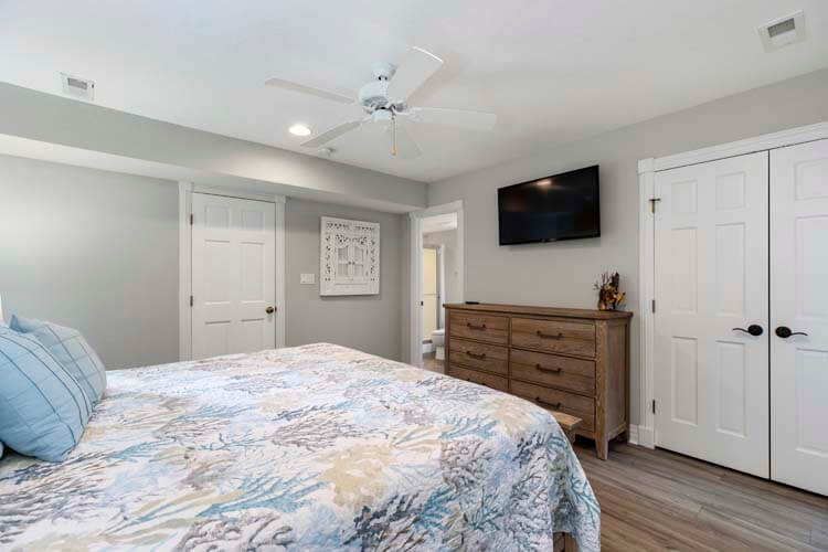 1st Floor King with Private Bath