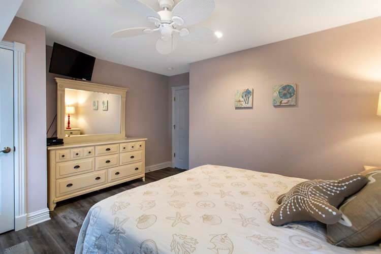 Ground Floor Queen Bedroom