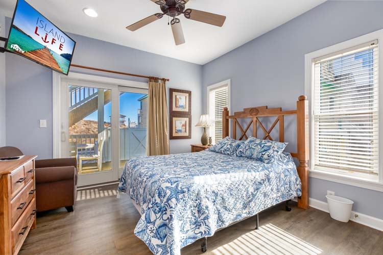 1st Floor Queen with Private Bath