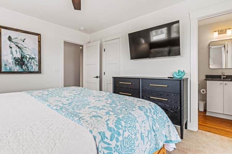 1st Floor King with Private Bath