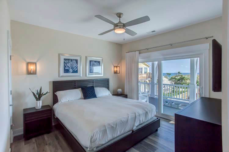 1st Floor King with Private Bath (NE)