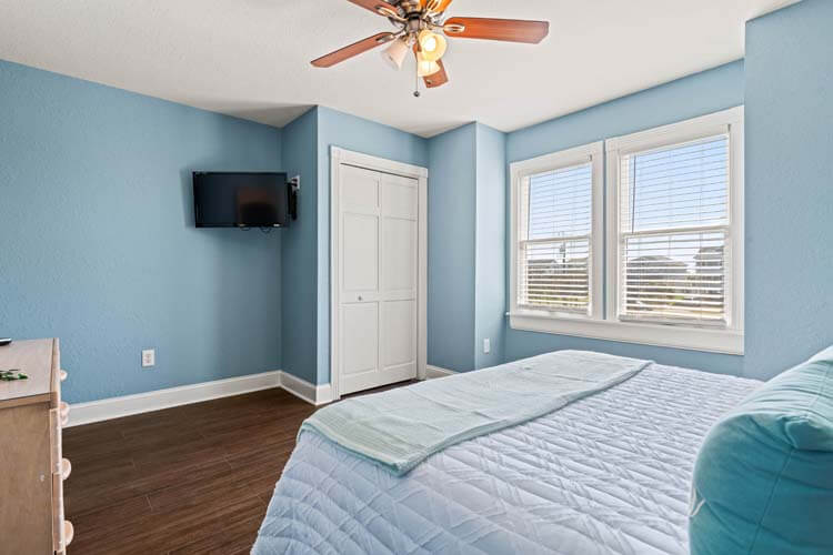 1st Floor Queen Bedroom