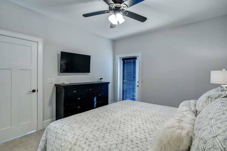 1st Floor King with Private Bath