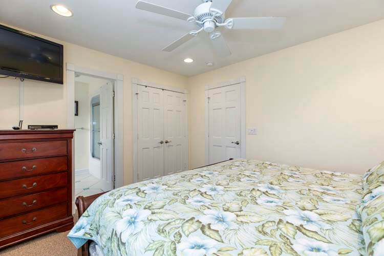 1st Floor King with Private Bath