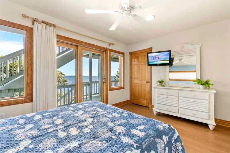 1st Floor Queen with Private Bath