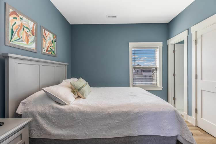 2nd Floor Queen with Private Bath