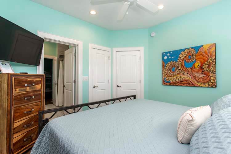 1st Floor King with Shared Bath