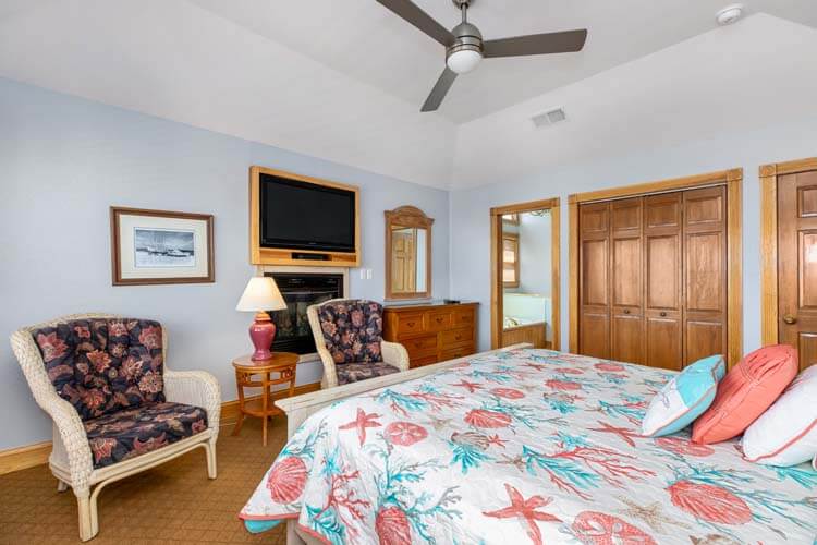 2nd Floor King with Private Bath