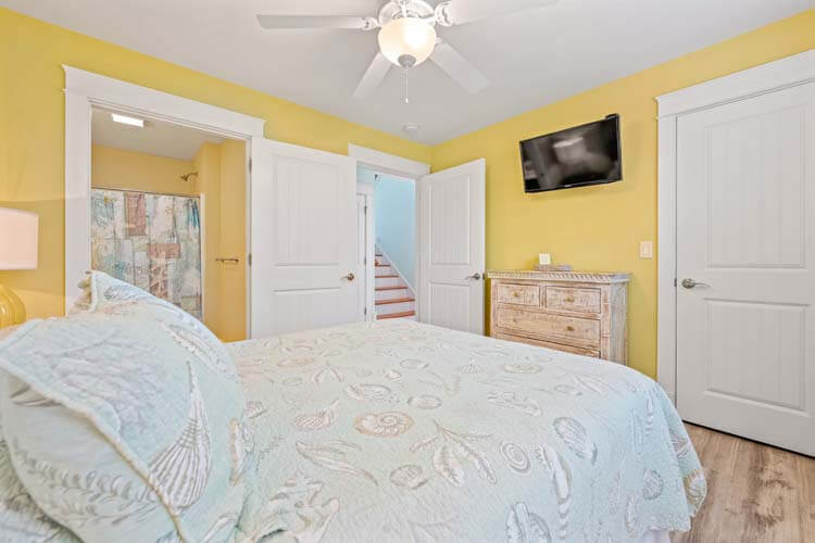 Ground Level Queen with Private Bath