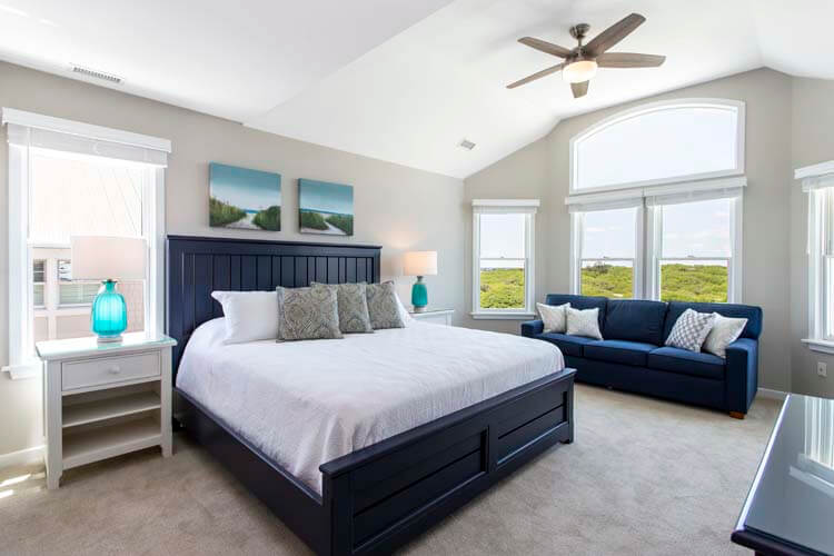 2nd Floor King with Private Bath and Sleepsofa