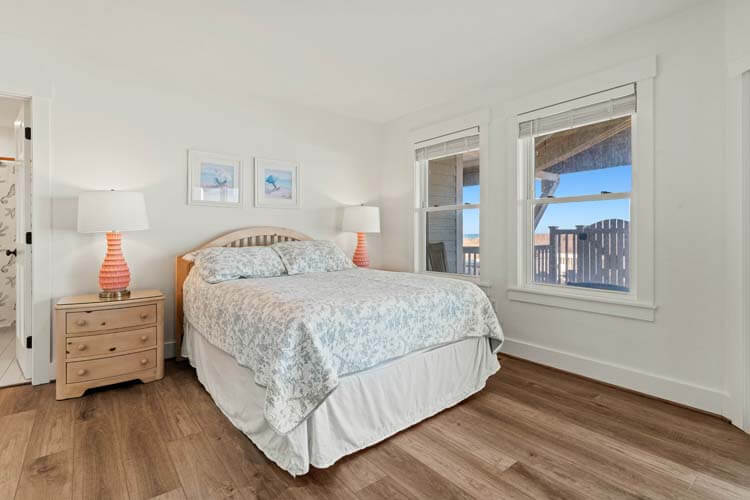 1st Floor Queen with Private Bath