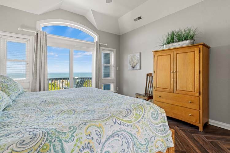 2nd Floor King with Private Bath