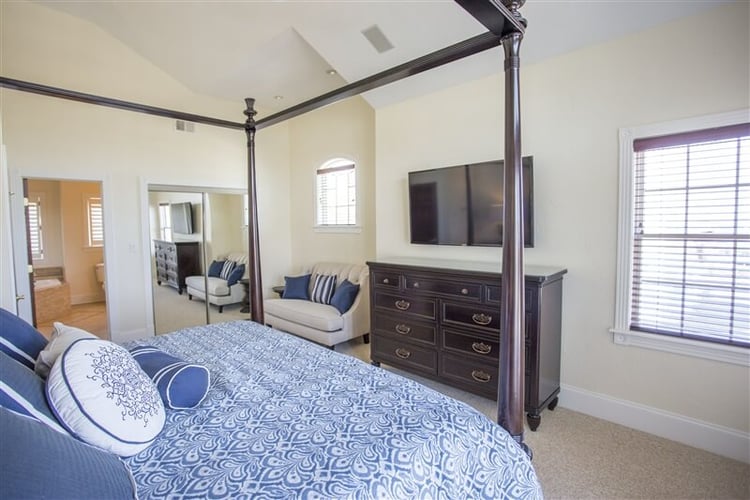 2nd Floor King with Private Bath