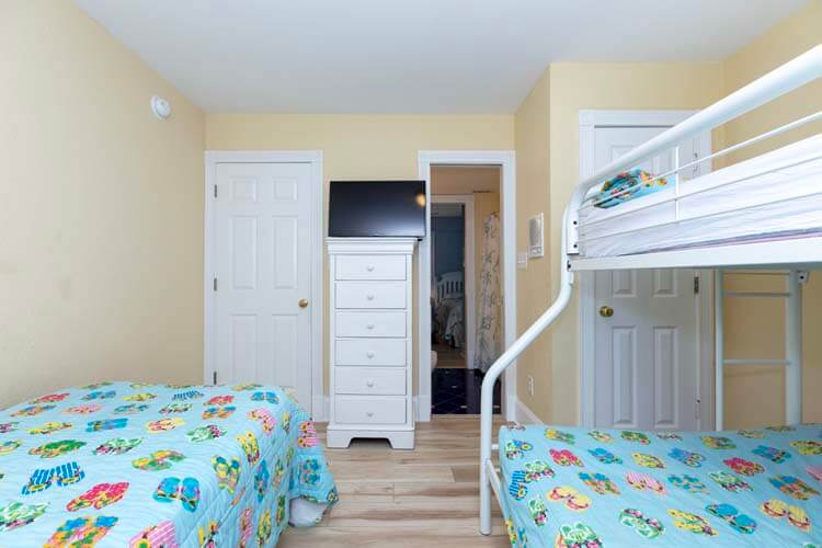 Ground Floor Pyramid Bunk & Twin with Shared Bath