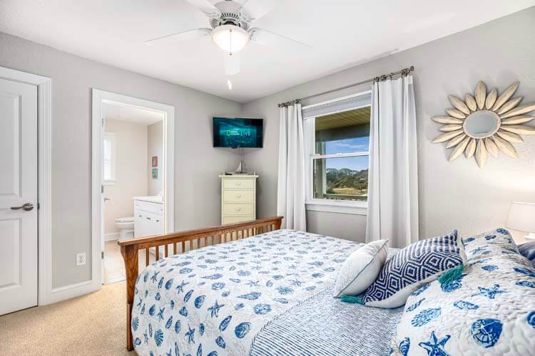 1st Floor Queen with Private Bath