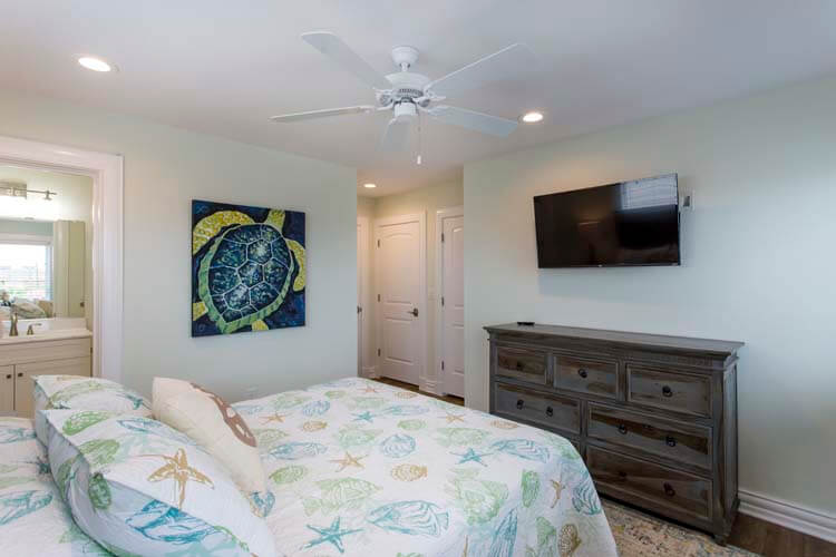 1st Floor SW Queen with Private Bath