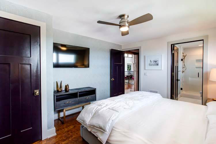 2nd Floor King with Private Bath (NE)