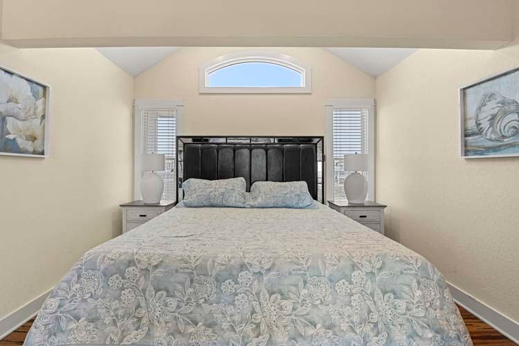 2nd Floor King with Private Bath