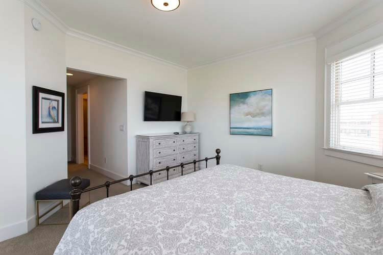 1st Floor King with Private Bath