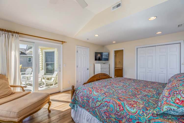 2nd Floor King with Private Bath