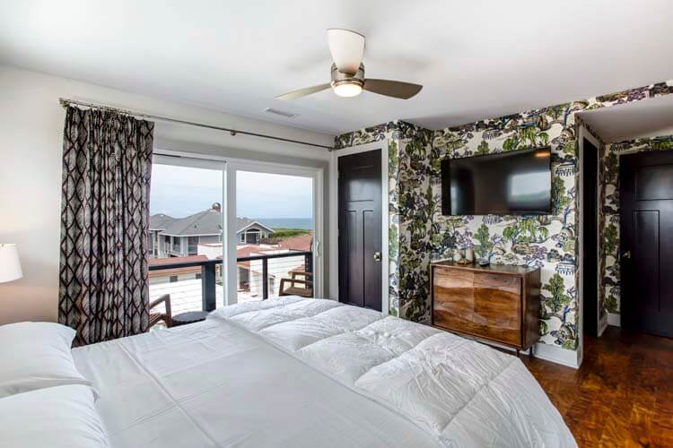 2nd Floor King with Private Bath (NW)