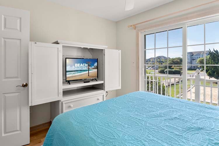 1st Floor Queen Bedroom