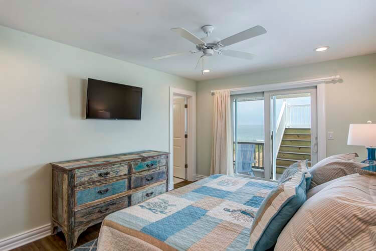 1st Floor SE King with Private Bath