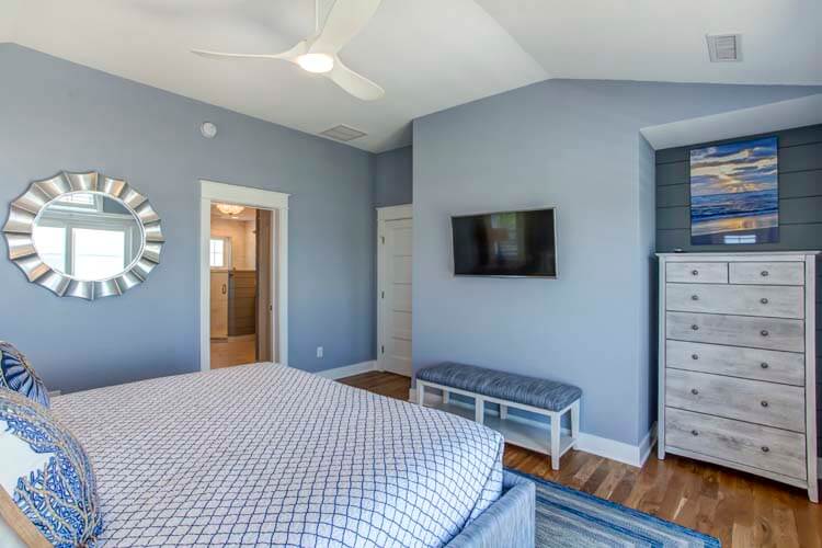 2nd Floor King with Private Bath