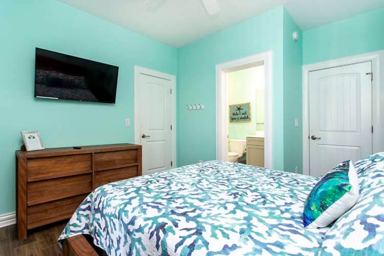 1st Floor Queen with Private Bath