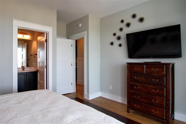 1st Floor King with Private Bath