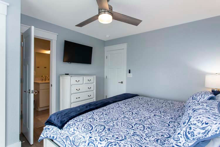 1st Floor King with Shared Bath