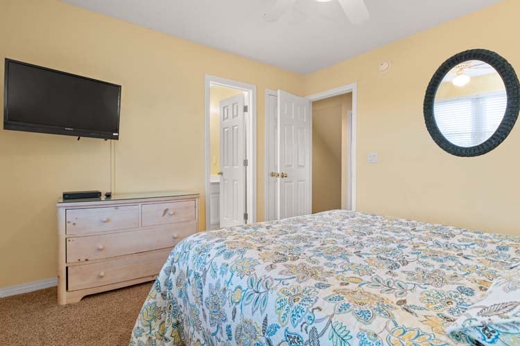 1st Floor Queen with Private Bath