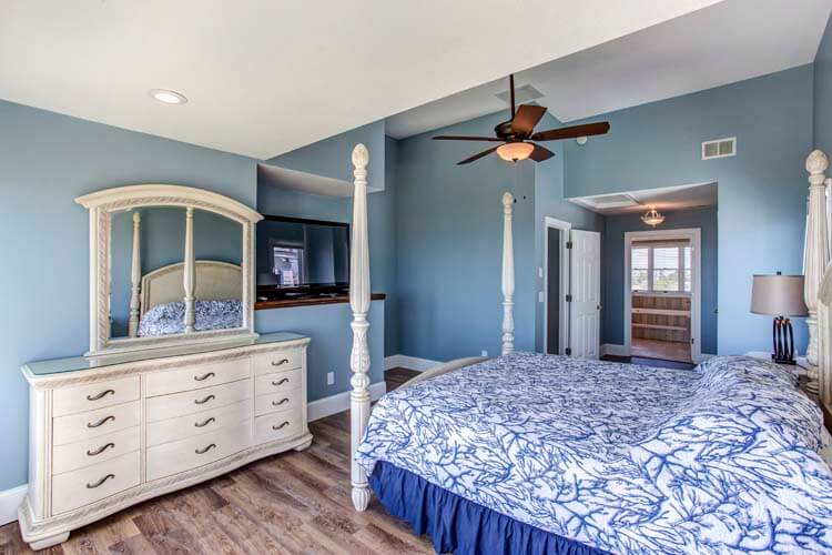 2nd Floor King with Private Bath